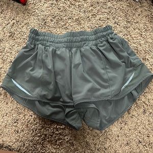 size 4 lululemon hotty hot 2.5 shorts